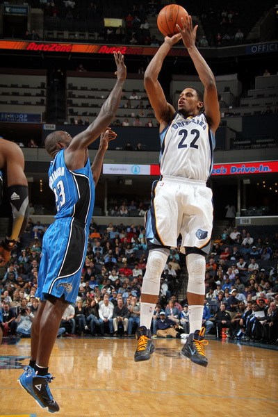 詹姆斯最讨厌球员，助力生涯第5冠？湖人拟10人交易，填补最后短板